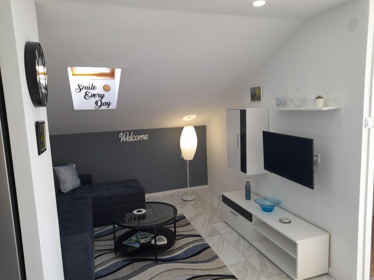 Apartman Prvi Red Do Mora Sveti Filip i Jakov Exterior foto